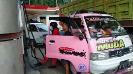 Salah satu pengguna kendaraan bermotor saat antri BBM di SPBU Mandala. (Dailyhits/Jalu)