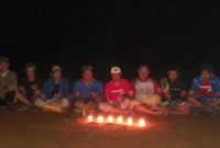 Warga Cikamunding Lebak saat menggelar doa bersama di atas Bukit Pasirpeti untuk tragedi Kanjuruhan Malang. (Istimewa)