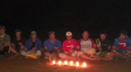 Warga Cikamunding Lebak saat menggelar doa bersama di atas Bukit Pasirpeti untuk tragedi Kanjuruhan Malang. (Istimewa)