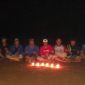 Warga Cikamunding Lebak saat menggelar doa bersama di atas Bukit Pasirpeti untuk tragedi Kanjuruhan Malang. (Istimewa)