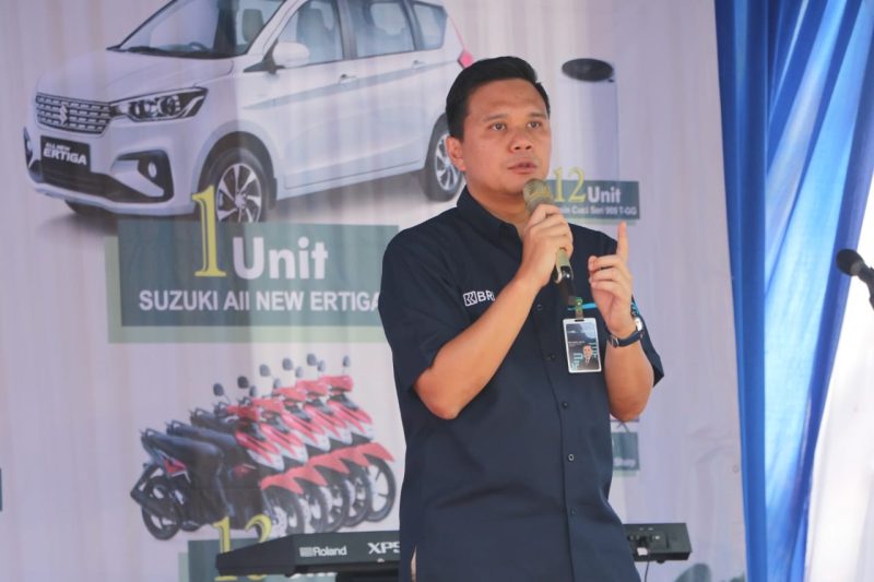 Pimpinan Cabang BRI Rangkasbitung, Riki Rinda Sakti saat memberikan sambutan dalam acara pesta rakyat simpedes semester pertama tahun 2022. (Dailyhits/Jalu)