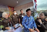 Walikota Cilegon, Helldy Agustian saat mengunjungi stand pelayanan Kejari Cilegon dalam acara road show bus KPK di Alun-alun Kota Cilegon. (Istimewa)