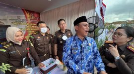 Walikota Cilegon, Helldy Agustian saat mengunjungi stand pelayanan Kejari Cilegon dalam acara road show bus KPK di Alun-alun Kota Cilegon. (Istimewa)