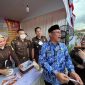 Walikota Cilegon, Helldy Agustian saat mengunjungi stand pelayanan Kejari Cilegon dalam acara road show bus KPK di Alun-alun Kota Cilegon. (Istimewa)
