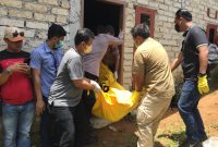 Petugas kepolisian saat melakukan evakuasi terhadap jenazah BS dan OH seorang bos kayu yang ditemukan tewas mengenaskan. (Istimewa)