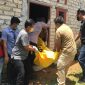 Petugas kepolisian saat melakukan evakuasi terhadap jenazah BS dan OH seorang bos kayu yang ditemukan tewas mengenaskan. (Istimewa)