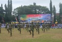 Para prajurit TNI saat berlagak dalam atraksi HUT TNI ke 77 di Alun-alun Rangkasbitung. (Istimewa)