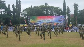 Para prajurit TNI saat berlagak dalam atraksi HUT TNI ke 77 di Alun-alun Rangkasbitung. (Istimewa)