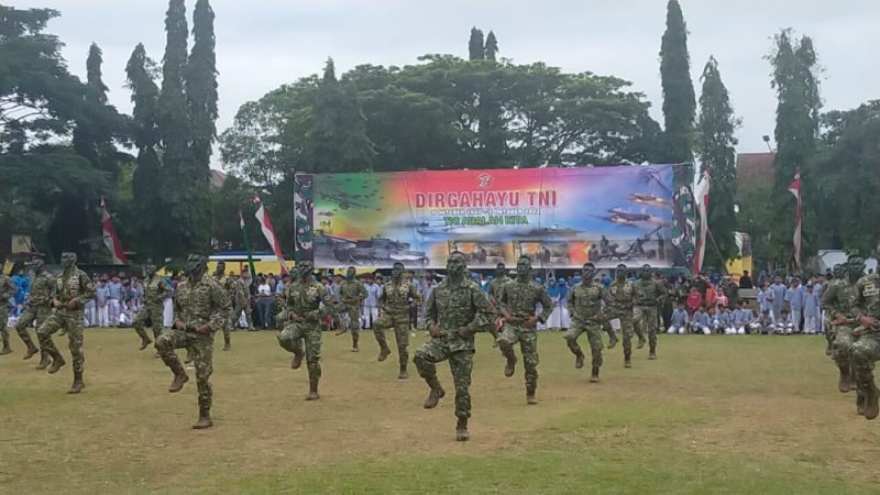 Para prajurit TNI saat berlagak dalam atraksi HUT TNI ke 77 di Alun-alun Rangkasbitung. (Istimewa)