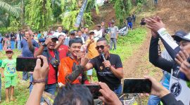Founder Bil Grup dan BTA, Moch Nabil Jayabaya saat memberikan reward kepada salah satu off-roader yang berhasil menaklukkan tanjakan berhadiah. (Istimewa)