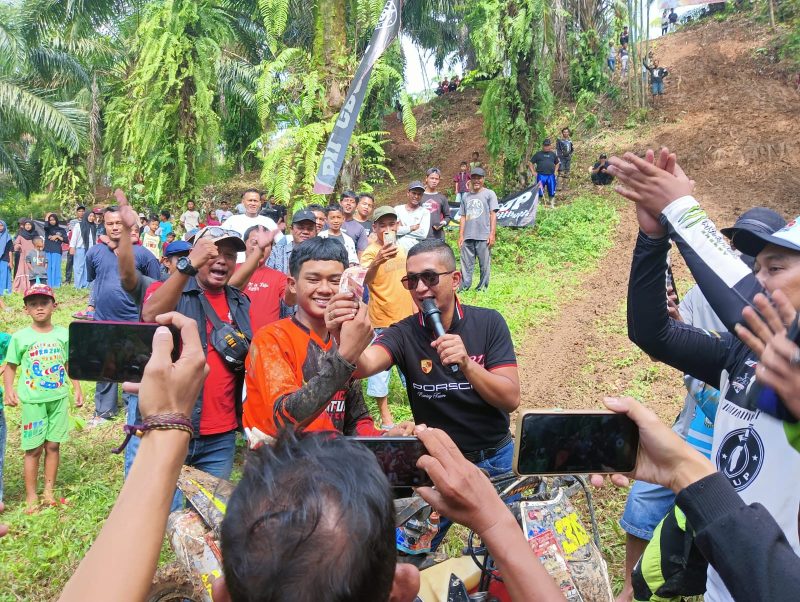 Founder Bil Grup dan BTA, Moch Nabil Jayabaya saat memberikan reward kepada salah satu off-roader yang berhasil menaklukkan tanjakan berhadiah. (Istimewa)