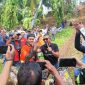 Founder Bil Grup dan BTA, Moch Nabil Jayabaya saat memberikan reward kepada salah satu off-roader yang berhasil menaklukkan tanjakan berhadiah. (Istimewa)