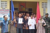 Camat Malingping, Lebak Lingga Segara (pojok kiri) saat menghadiri penetapan calon kepala desa di Desa Senanghati. (Istimewa)