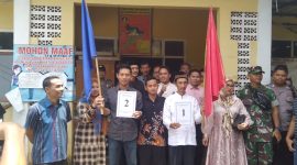 Camat Malingping, Lebak Lingga Segara (pojok kiri) saat menghadiri penetapan calon kepala desa di Desa Senanghati. (Istimewa)