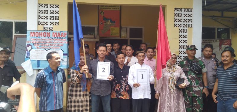 Camat Malingping, Lebak Lingga Segara (pojok kiri) saat menghadiri penetapan calon kepala desa di Desa Senanghati. (Istimewa)