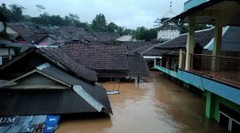 Banjir menerjang lima kecamatan di Kabupaten Lebak. 133 rumah dan 7 rumah tempat ibadah terendam lalu 3 jembatan rusak. (istimewa)