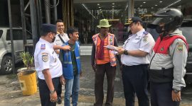 Dishub Kota Cilegon saat menertibkan parkir liar di sepanjang jalur protokol. (Dailyhits)