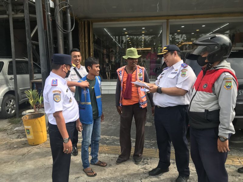 Dishub Kota Cilegon saat menertibkan parkir liar di sepanjang jalur protokol. (Dailyhits)