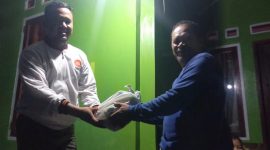 Kader PKS saat memberikan bantuan sembako kepada korban banjir Lebak. (Istimewa)
