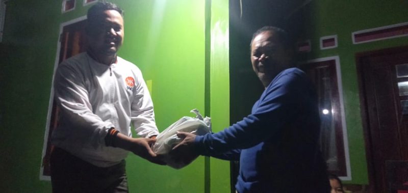 Kader PKS saat memberikan bantuan sembako kepada korban banjir Lebak. (Istimewa)