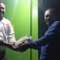 Kader PKS saat memberikan bantuan sembako kepada korban banjir Lebak. (Istimewa)