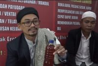 Haji Alif cucu dari Mak Erot saat menunjukkan ramuan untuk persoalan kebugaran pria. (Istimewa)