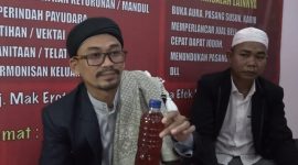 Haji Alif cucu dari Mak Erot saat menunjukkan ramuan untuk persoalan kebugaran pria. (Istimewa)
