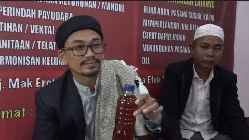 Haji Alif cucu dari Mak Erot saat menunjukkan ramuan untuk persoalan kebugaran pria. (Istimewa)