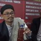 Haji Alif cucu dari Mak Erot saat menunjukkan ramuan untuk persoalan kebugaran pria. (Istimewa)