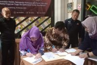 KPU Lebak saat menandatangani kerjasama dengan perguruan tinggi se Kabupaten Lebak untuk menciptakan pemilih cerdas di Pemilu 2024. (istimewa)