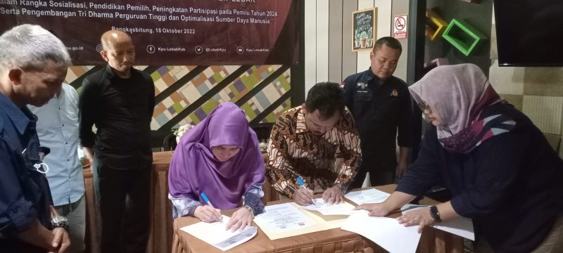 KPU Lebak saat menandatangani kerjasama dengan perguruan tinggi se Kabupaten Lebak untuk menciptakan pemilih cerdas di Pemilu 2024. (istimewa)