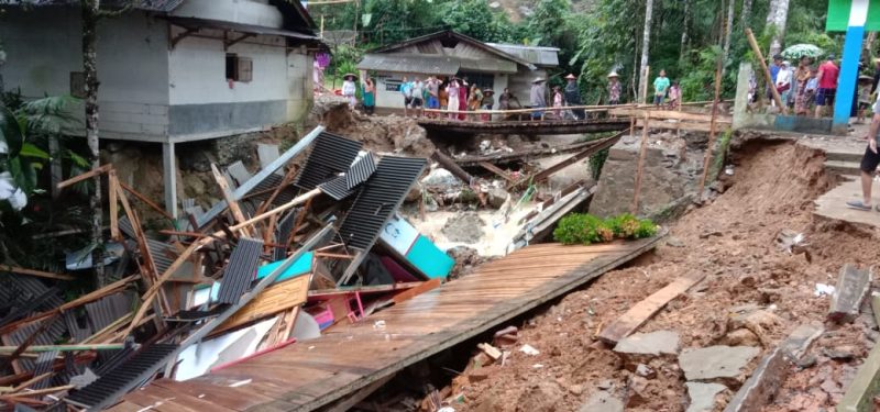 Gedung PAUD Daar El-Taufiq ambruk usai diguyur hujan deras. (istimewa)