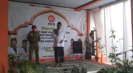 Ketua DPD PKS Lebak, Iip Makmur saat memberikan sambutan dalam acara peringatan maulid nabi di kantor DPD PKS Lebak. (Istimewa)
