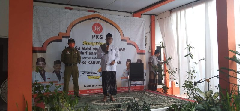 Ketua DPD PKS Lebak, Iip Makmur saat memberikan sambutan dalam acara peringatan maulid nabi di kantor DPD PKS Lebak. (Istimewa)