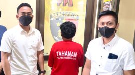 Kasatreskrim Polres Pandeglang, AKP Indik Rusmono (kiri) saat mengamankan wanita tua seorang mucikari di Kabupaten Pandeglang. Dia biasa memasarkan wanita dengan tarif Rp400 ribu untuk sekali main. (Istimewa)