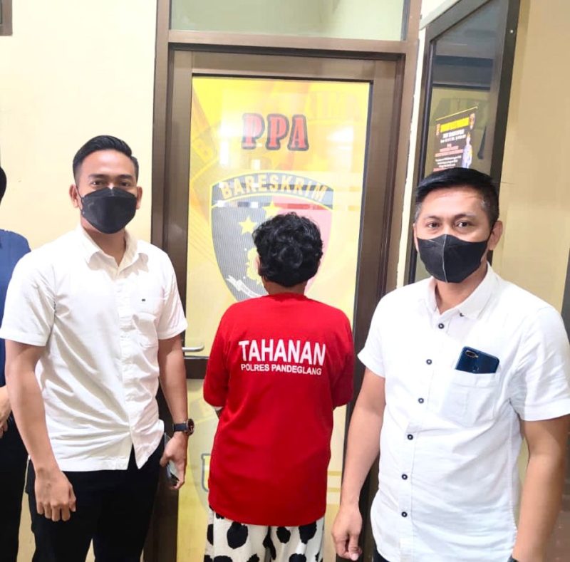 Kasatreskrim Polres Pandeglang, AKP Indik Rusmono (kiri) saat mengamankan wanita tua seorang mucikari di Kabupaten Pandeglang. Dia biasa memasarkan wanita dengan tarif Rp400 ribu untuk sekali main. (Istimewa)