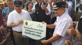 Gubernur Jawa Barat, Ridwan Kamil saat memberikan bantuan Rp500 juta untuk Kabupaten Lebak. (Istimewa)