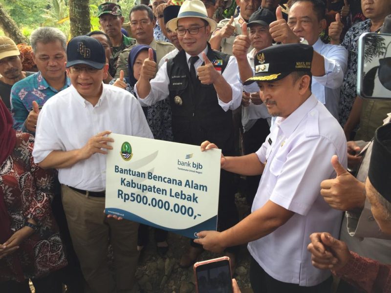 Gubernur Jawa Barat, Ridwan Kamil saat memberikan bantuan Rp500 juta untuk Kabupaten Lebak. (Istimewa)