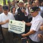 Gubernur Jawa Barat, Ridwan Kamil saat memberikan bantuan Rp500 juta untuk Kabupaten Lebak. (Istimewa)