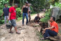 Ketua Fraksi PKS DPRD Lebak, Yayan Ridwan (baju oranye) saat ikut serta kuriak bareng masyarakat Desa Bendungan, Kecamatan Banjarsari, Kabupaten Lebak. (Istimewa)