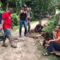 Ketua Fraksi PKS DPRD Lebak, Yayan Ridwan (baju oranye) saat ikut serta kuriak bareng masyarakat Desa Bendungan, Kecamatan Banjarsari, Kabupaten Lebak. (Istimewa)