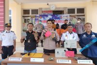 Wakapolres Lebak, Kompol Roby Heri Saputra (tengah) didampingi Kasatreskrim Polres Lebak IPTU Andi Kurniady Eka Setyabudi (kedua kiri) dan pihak Kemenhub saat menunjukkan barang bukti baterai lampu PJU hasil curian. (Dailyhits)