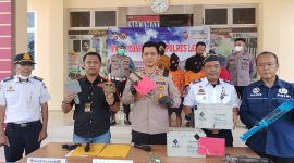 Wakapolres Lebak, Kompol Roby Heri Saputra (tengah) didampingi Kasatreskrim Polres Lebak IPTU Andi Kurniady Eka Setyabudi (kedua kiri) dan pihak Kemenhub saat menunjukkan barang bukti baterai lampu PJU hasil curian. (Dailyhits)