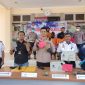 Wakapolres Lebak, Kompol Roby Heri Saputra (tengah) didampingi Kasatreskrim Polres Lebak IPTU Andi Kurniady Eka Setyabudi (kedua kiri) dan pihak Kemenhub saat menunjukkan barang bukti baterai lampu PJU hasil curian. (Dailyhits)