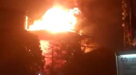 Api membumbung di PT Pelabuhan Indonesia Regional II Banten tengah malam setelah tangki BBM milik PT PT Taruna Bina Sarana (Linc Terminal) meledak hebat diduga karena tersambar petir. (Istimewa)