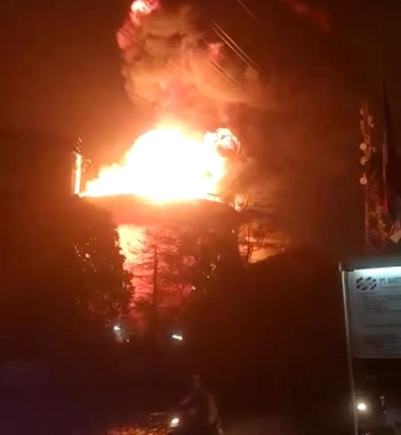 Api membumbung di PT Pelabuhan Indonesia Regional II Banten tengah malam setelah tangki BBM milik PT PT Taruna Bina Sarana (Linc Terminal) meledak hebat diduga karena tersambar petir. (Istimewa)