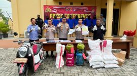 Kapolres Cilegon, AKBP Eko Tjahyo Untoro saat ungkap kasus pengoplosan gas subsidi di Polsek Ciwandan. (Istimewa)