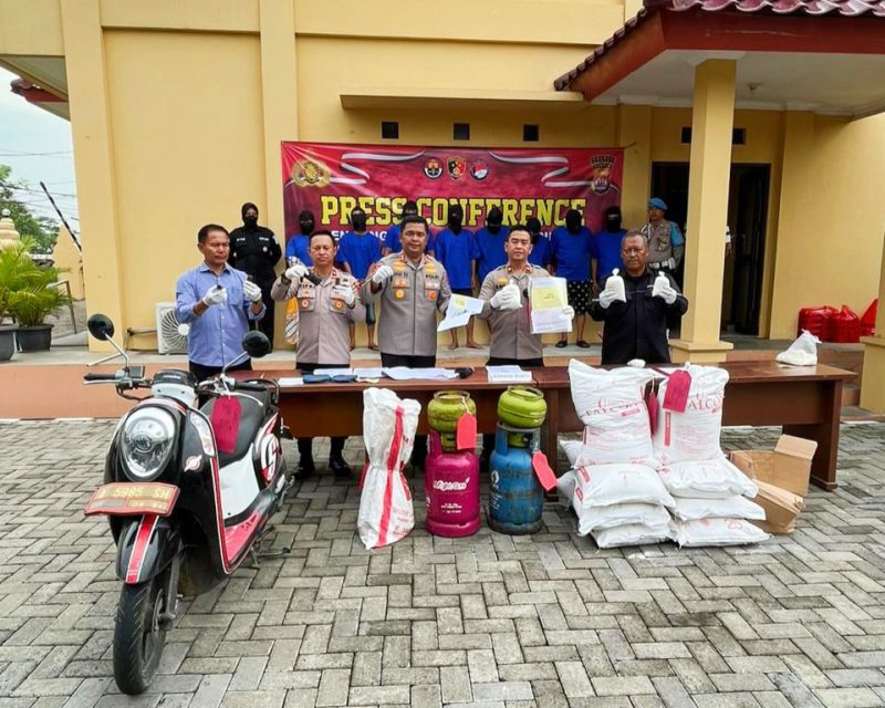 Kapolres Cilegon, AKBP Eko Tjahyo Untoro saat ungkap kasus pengoplosan gas subsidi di Polsek Ciwandan. (Istimewa)