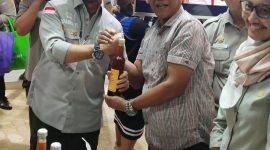 Kepala Dinas Pertanian Lebak, Rahmat Yuniar (kanan) saat menyerahkan madu Lebak kepada Menteri Pertanian, Syahrul Yasin Limpo dalam sebuah acara di Jakarta. Dalam kesempatan tersebut, produk unggulan Lebak seperti manggis dan durian ludes diburu warga Ibukota. (Istimewa)