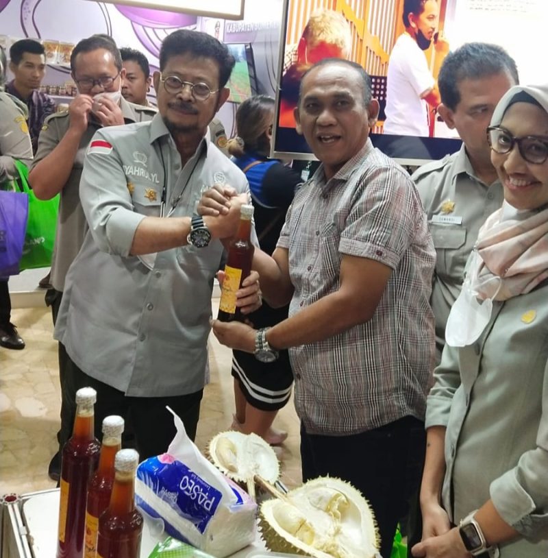 Kepala Dinas Pertanian Lebak, Rahmat Yuniar (kanan) saat menyerahkan madu Lebak kepada Menteri Pertanian, Syahrul Yasin Limpo dalam sebuah acara di Jakarta. Dalam kesempatan tersebut, produk unggulan Lebak seperti manggis dan durian ludes diburu warga Ibukota. (Istimewa)